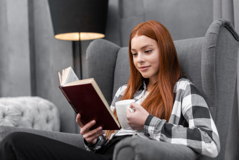 Être payé 1 200€ par mois, simplement pour lire des livres depuis chez soi