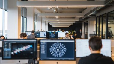 Bureau moderne de France Travail avec outils IA