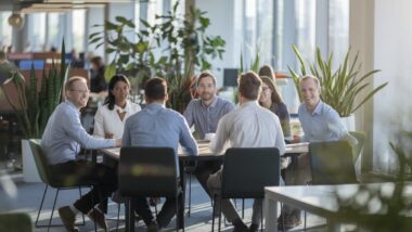 Groupe diversifié d'employés en réunion de travail
